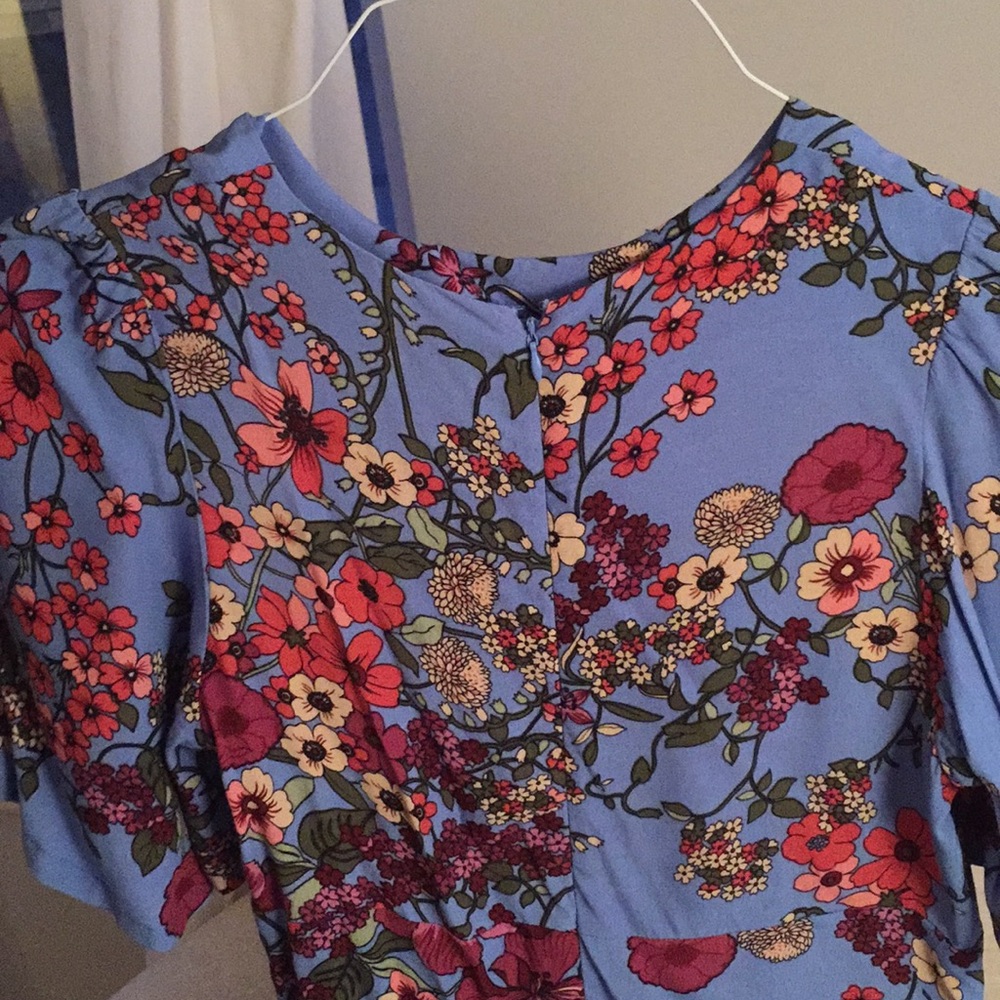 Blue patterned dress w/ flutter sleeves